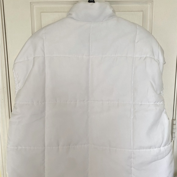 NWT Nike Oversized Puffer Vest Size Large - Picture 4 of 4